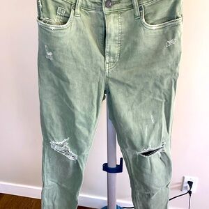 Straight leg, slim fit denim